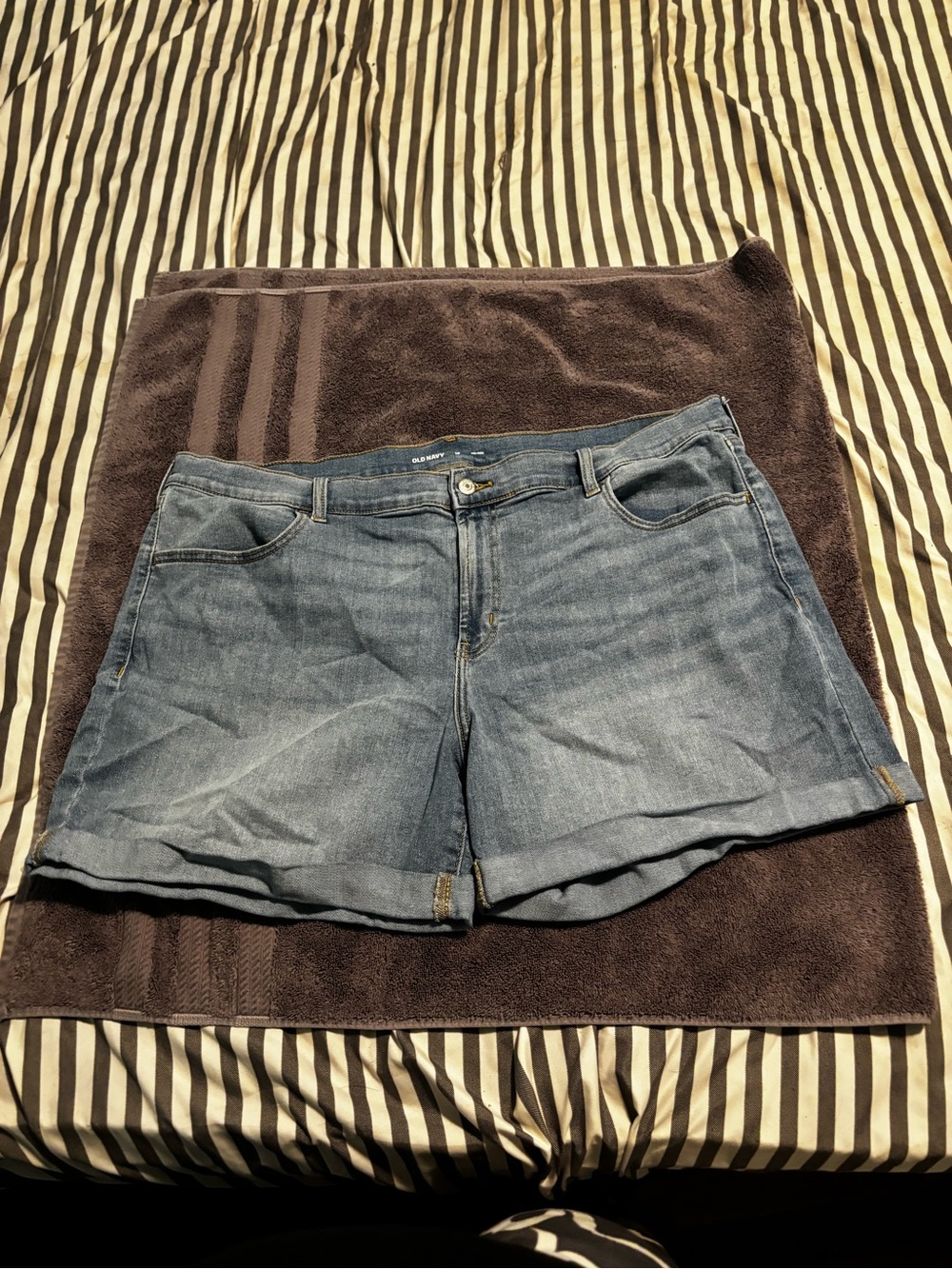 Womens sze 18 Old Navy Mid Rise iClassic Light Blue Denim Shorts